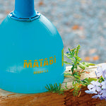 Base ancha y depósito del pulverizador Matabi Berry 1,5 en un entorno de jardín exterior