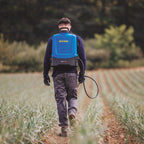Hombre trabajando en campo agrícola con pulverizador de mochila eléctrico Matabi E15 LTC