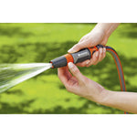 Ajuste manual de la boquilla GARDENA para regular el caudal de agua con precisión