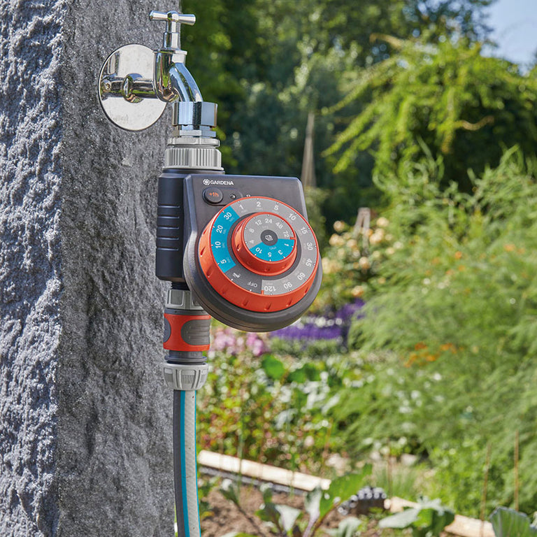 Instalación del programador GARDENA EasyPlus en grifo de jardín exterior con conexión de manguera rápida.