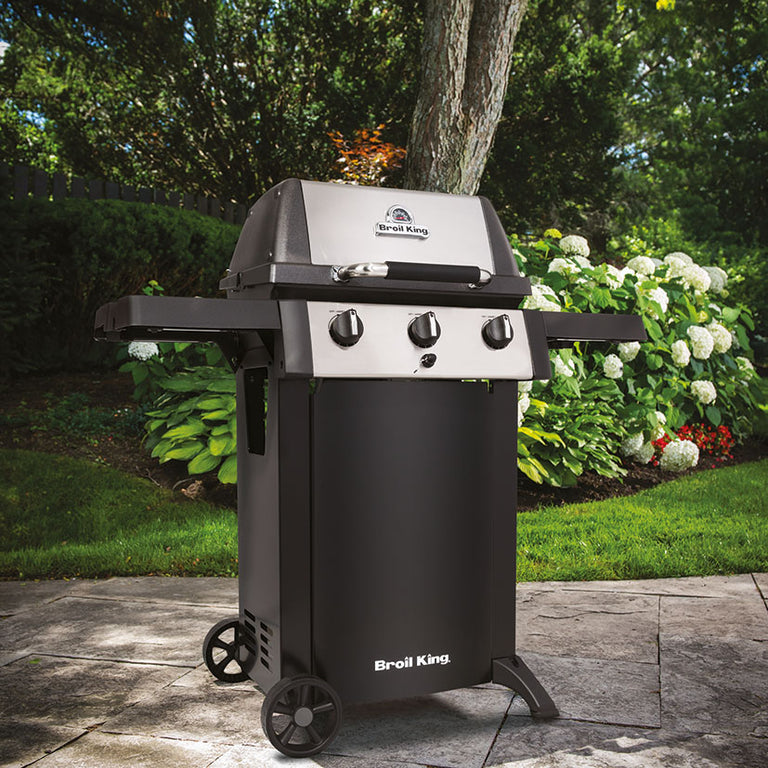 Barbacoa Broil King Gem 310 instalada en ambiente de jardín exterior sobre suelo de piedra