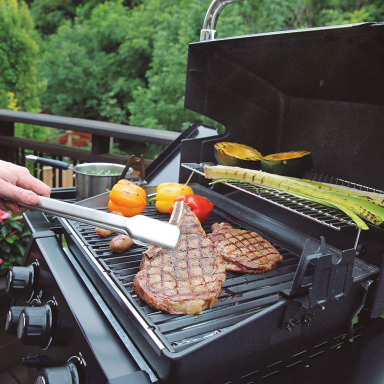 Barbacoa de gas Broil King Royal 340 Shadow negra con estantes laterales y termómetro en la tapa