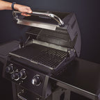 Barbacoa de gas Broil King Royal 340 Shadow negra con estantes laterales y termómetro en la tapa