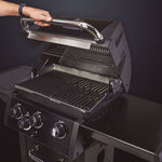 Barbacoa de gas Broil King Royal 340 Shadow negra con estantes laterales y termómetro en la tapa