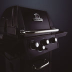 Barbacoa de gas Broil King Royal 340 Shadow negra con estantes laterales y termómetro en la tapa