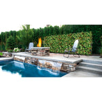 Muro verde artificial Filipinas decorando el perímetro de una piscina moderna con cascadas de agua
