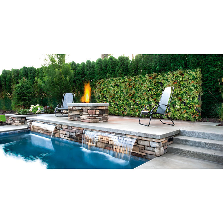Muro verde artificial Filipinas decorando el perímetro de una piscina moderna con cascadas de agua