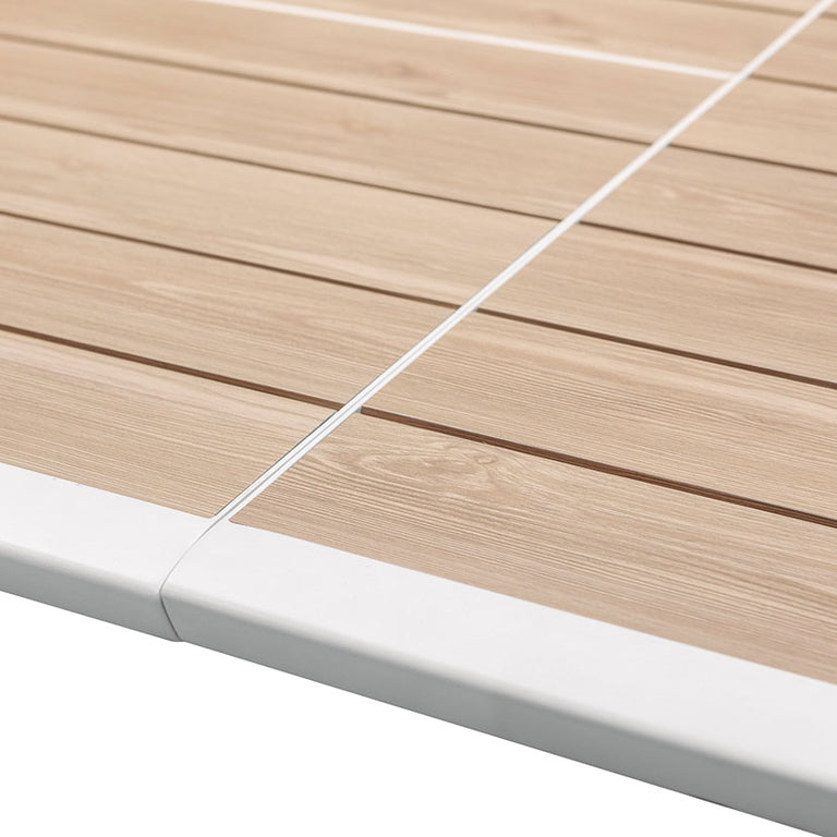 Primer plano de las lamas de aluminio con acabado veteado imitación madera