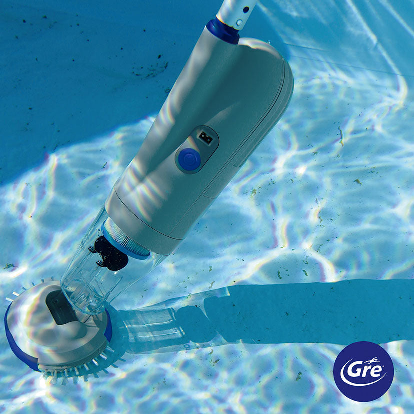 Limpiafondos eléctrico GRE sumergido limpiando el fondo y las paredes de una piscina de liner azul
