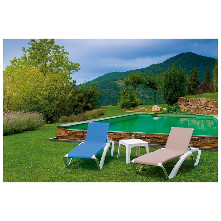 Conjunto de tumbonas RESOL Acqua en colores azul y arena junto a una piscina en entorno natural.