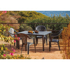Conjunto de comedor exterior con cuatro sillas Palma gris volcánico en terraza