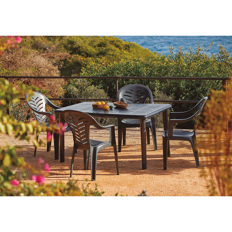 Conjunto de comedor exterior con cuatro sillas Palma gris volcánico en terraza