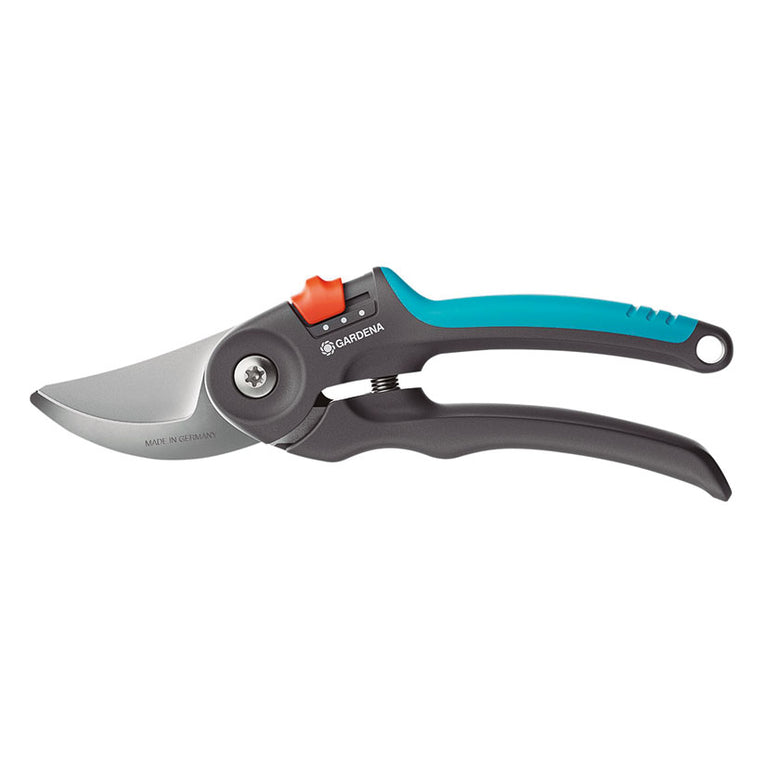 Tijera de poda GARDENA SuperCut Flex con mango ergonómico gris y azul y cuchilla de precisión.