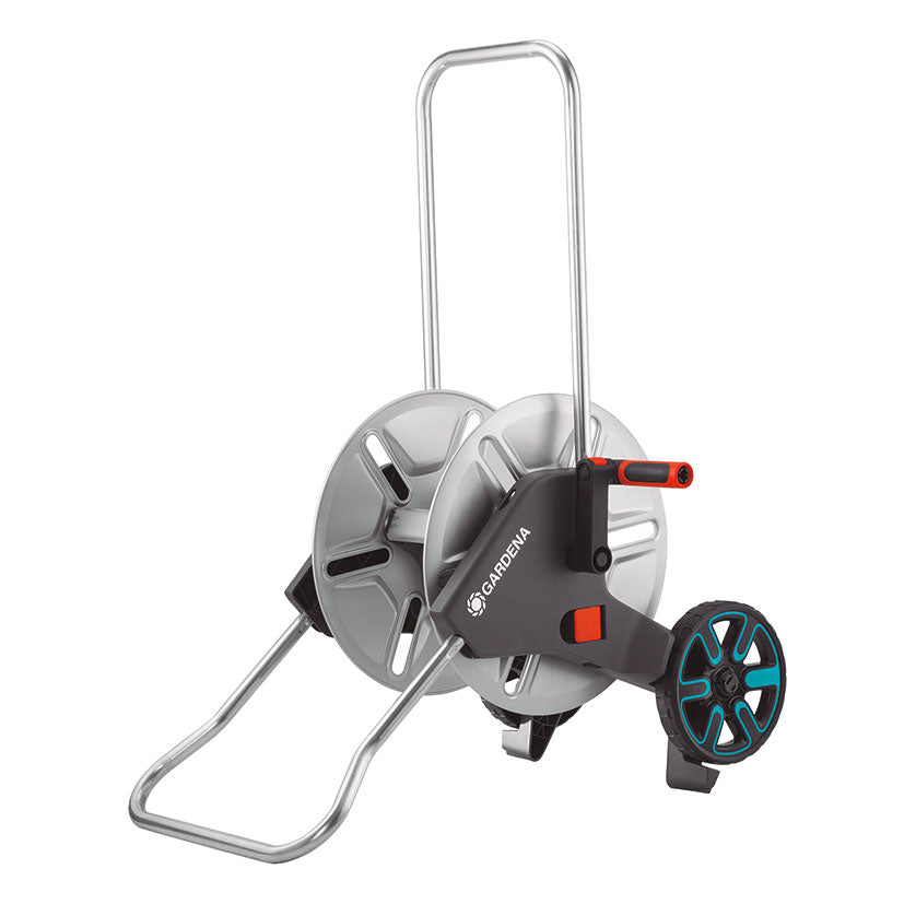 Carro portamangueras GARDENA CleverRoll M Metal con estructura de acero y manivela plegable.