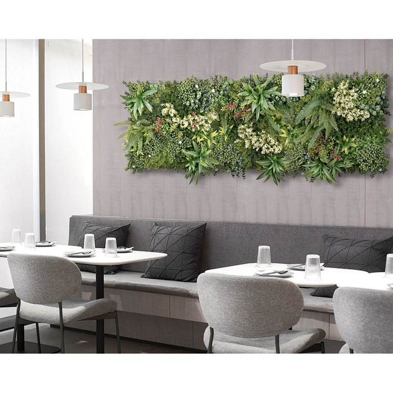Panel de jardín vertical artificial modelo Costa Rica de 50x50 cm instalado en pared de comedor moderno