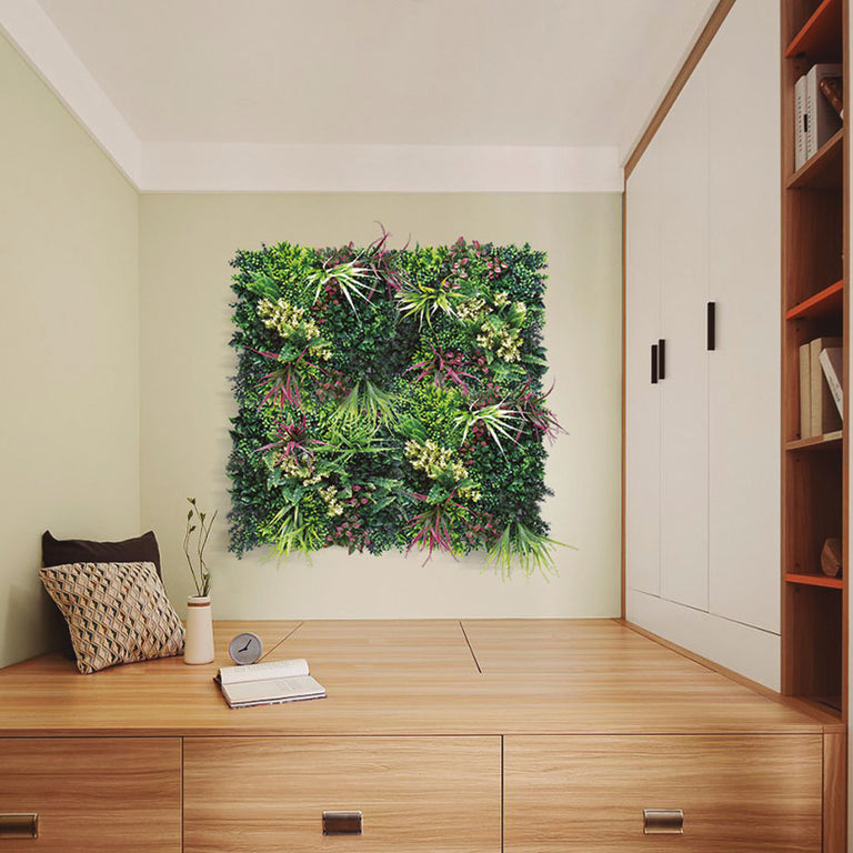 Panel de jardín vertical artificial modelo Belice 50x50 cm instalado en pared interior sobre banco de madera
