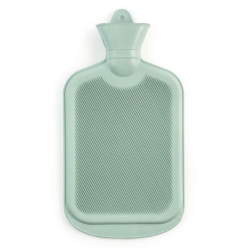 Bolsa de agua caliente de goma color verde menta capacidad 1.8L para termoterapia y calor doméstico.
