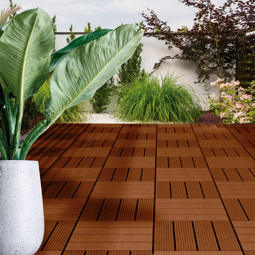 Suelo de terraza exterior instalado con baldosas de composite efecto madera en patrón de damero.