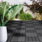 Ambiente decorado con suelo de baldosas composite chocolate instaladas en una terraza exterior.
