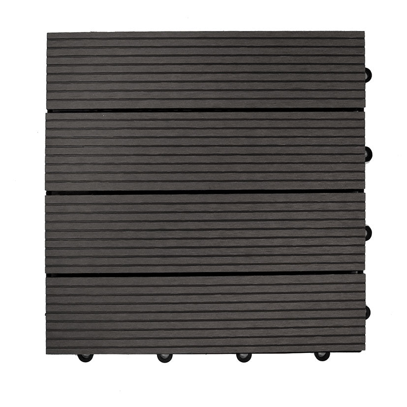 Baldosa composite color chocolate de 30x30 cm con superficie ranurada antideslizante para exterior.