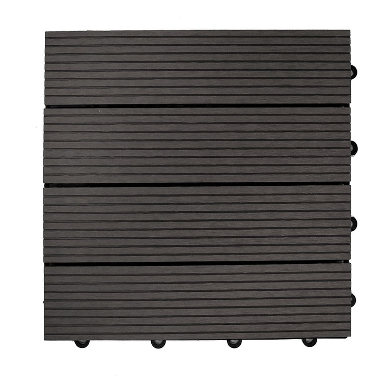 Baldosa composite color chocolate de 30x30 cm con superficie ranurada antideslizante para exterior.