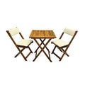Conjunto de balcón Classic de madera con mesa y dos sillas plegables con cojines beige sobre fondo blanco.