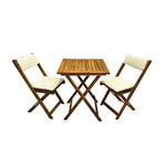Conjunto de balcón Classic de madera con mesa y dos sillas plegables con cojines beige sobre fondo blanco.
