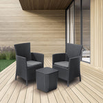 Set de terraza Keter Iowa con sillones efecto ratán y mesa en un ambiente de porche moderno con suelo de madera.