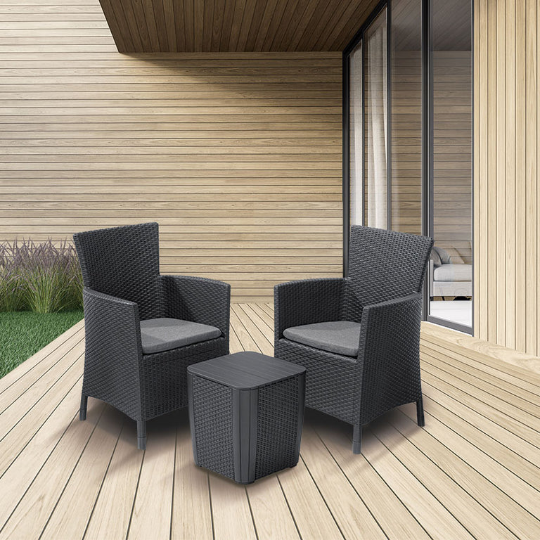 Set de terraza Keter Iowa con sillones efecto ratán y mesa en un ambiente de porche moderno con suelo de madera.