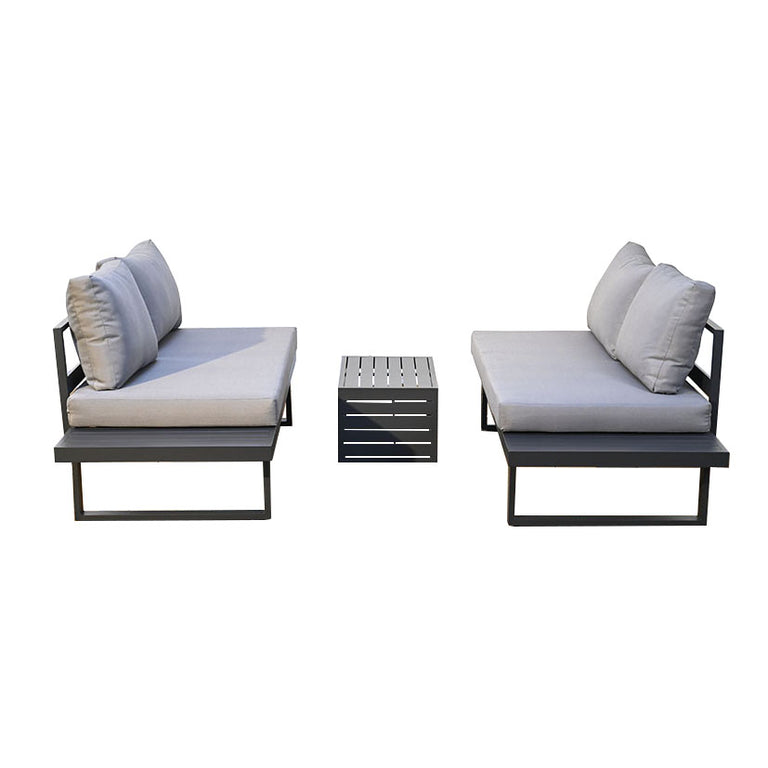 Dos sofás de exterior de aluminio negro enfrentados con mesa auxiliar central