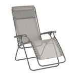 Silla relax de exterior Lafuma con estructura de acero gris y tejido de malla transpirable.