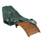 Colocación de funda protectora impermeable sobre tumbona de madera ergonómica