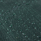 Detalle del tejido de polietileno impermeable con gotas de agua repelidas sobre la superficie