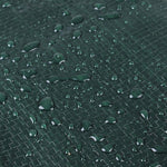 Detalle del tejido de polietileno impermeable con gotas de agua repelidas sobre la superficie