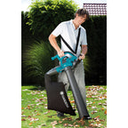 Uso del aspirador de hojas GARDENA ErgoJet 2500 con correa de hombro para mayor ergonomía en el jardín.