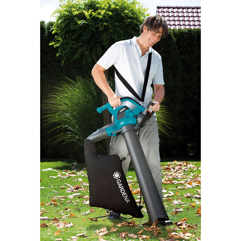 Uso del aspirador de hojas GARDENA ErgoJet 2500 con correa de hombro para mayor ergonomía en el jardín.