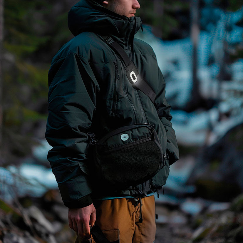 Hombre con mochila en exterior usando la luz LED DUOLEC blanca en modo posición para visibilidad