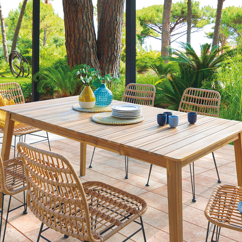 Conjunto de sillas Lambada combinadas con mesa de madera de acacia en una terraza exterior decorada.