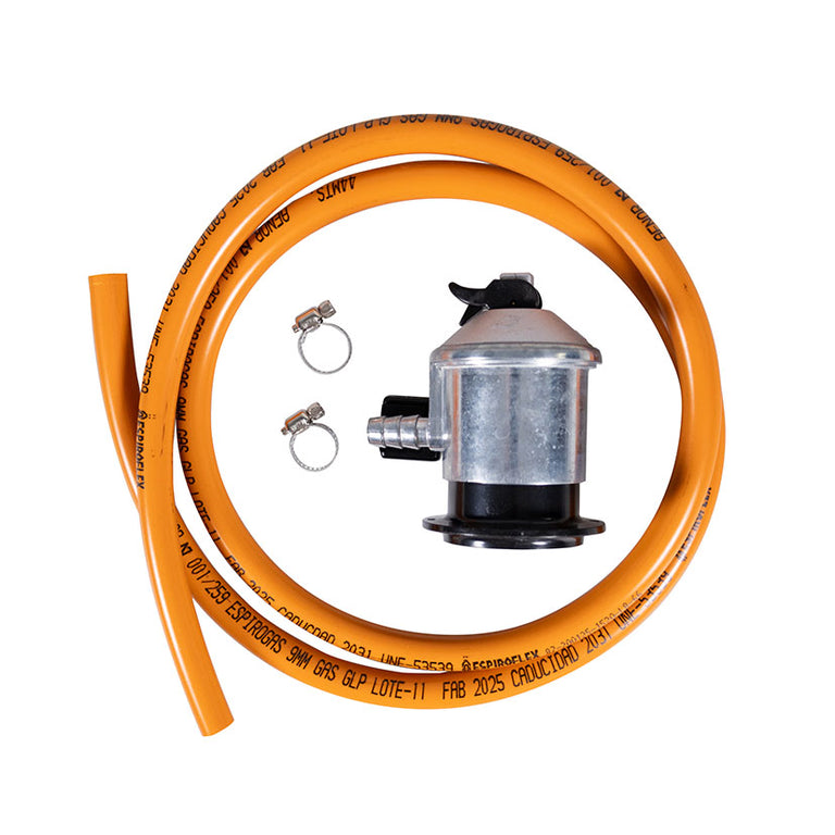 Kit de gas butano con regulador de 30 mbar, manguera naranja de 1.5 metros y dos abrazaderas metálicas.