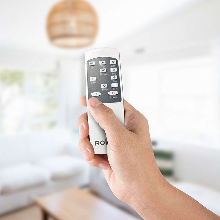 Mando a distancia ergonómico de Rointe para el control remoto del aire acondicionado portátil.