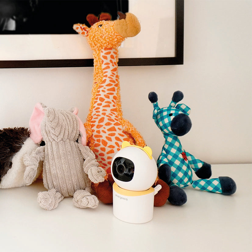 Cámara vigilabebés Energeeks integrada en estantería junto a peluches en habitación infantil