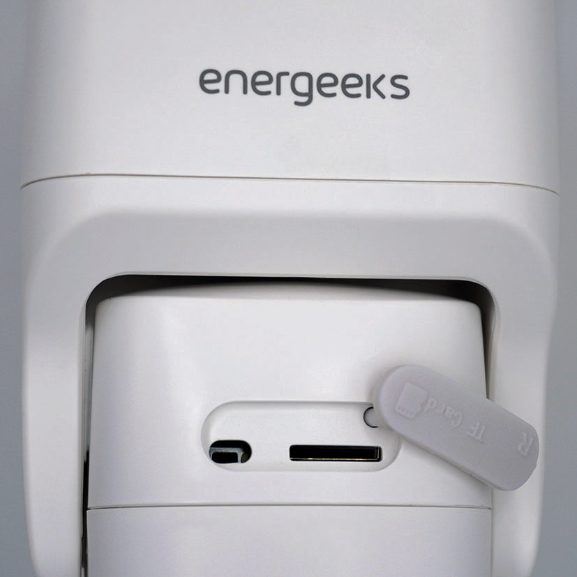 Detalle de ranura para tarjeta MicroSD y puerto USB-C en cámara Energeeks