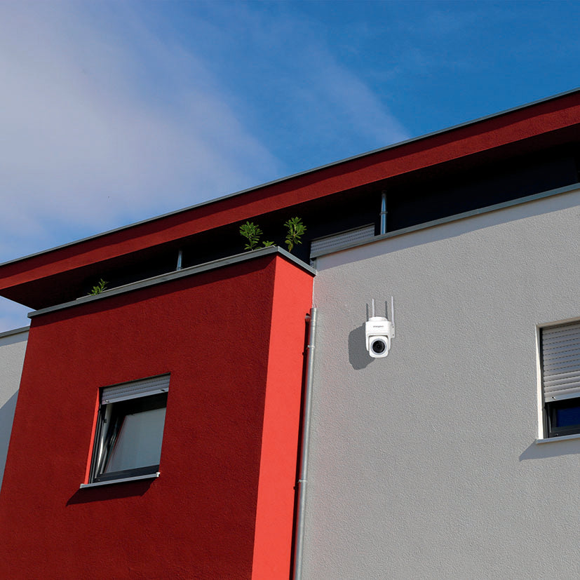 Cámara Energeeks Defender Pro instalada en la fachada de una vivienda moderna