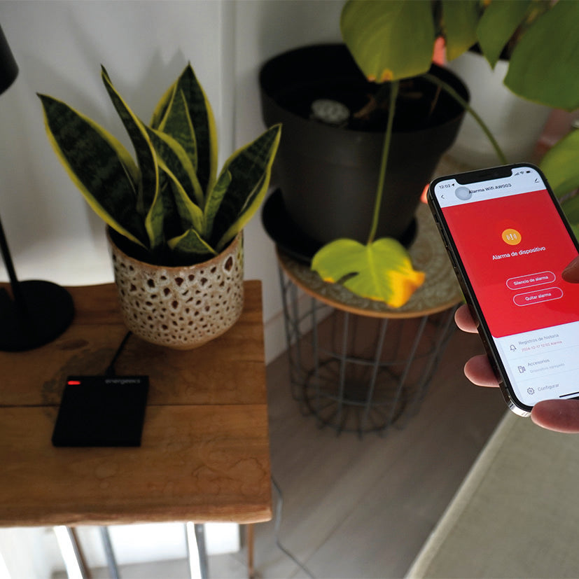 Smartphone mostrando la aplicación Energeeks 3.0 para el control remoto del sistema de alarma WiFi
