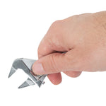 Mano sujetando llave ajustable compacta RATIO para mostrar su tamaño reducido ideal para espacios estrechos.
