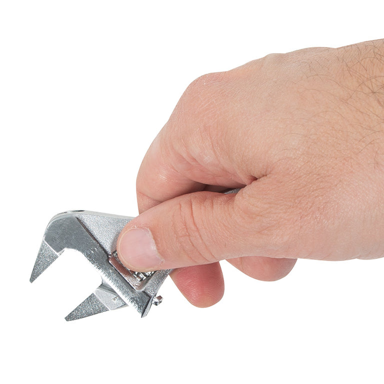 Mano sujetando llave ajustable compacta RATIO para mostrar su tamaño reducido ideal para espacios estrechos.