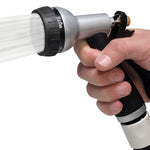 Mano sujetando la pistola de riego Aqua Control activando el modo de pulverización fina sobre fondo blanco.