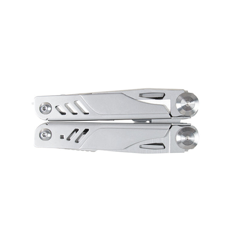 Alicate multiherramienta RATIO 18 en 1 plegado resaltando su diseño compacto de 101 mm y clip metálico para cinturón.