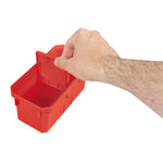 Mano ajustando el divisor extraíble dentro del cubilete del organizador RATIO