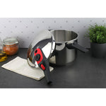 Olla a presión Magefesa Activa 2 en ambiente de cocina junto a ingredientes frescos, resaltando su acabado espejo.